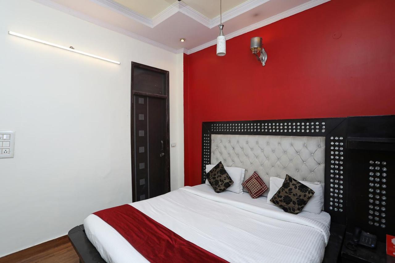 Oyo Stay The Castle Near M2K Cinemas Rohini New Delhi Eksteriør billede